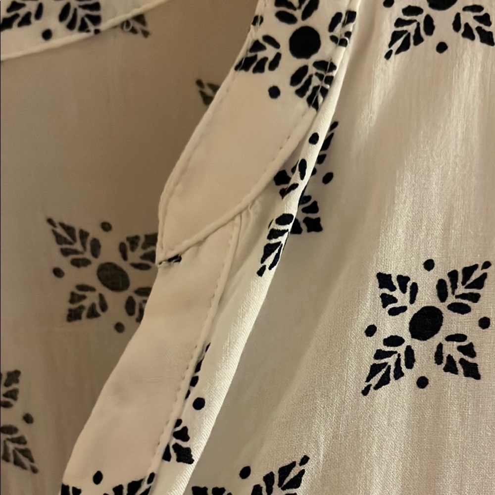 GAP White and Blue Flutter Sleeve Blouse - Picture 3 of 4